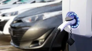 Un coche eléctrico recargando en una electrolinera. OCU. Archivo