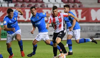 Coscia avanza con el balón en el duelo ante la UDL