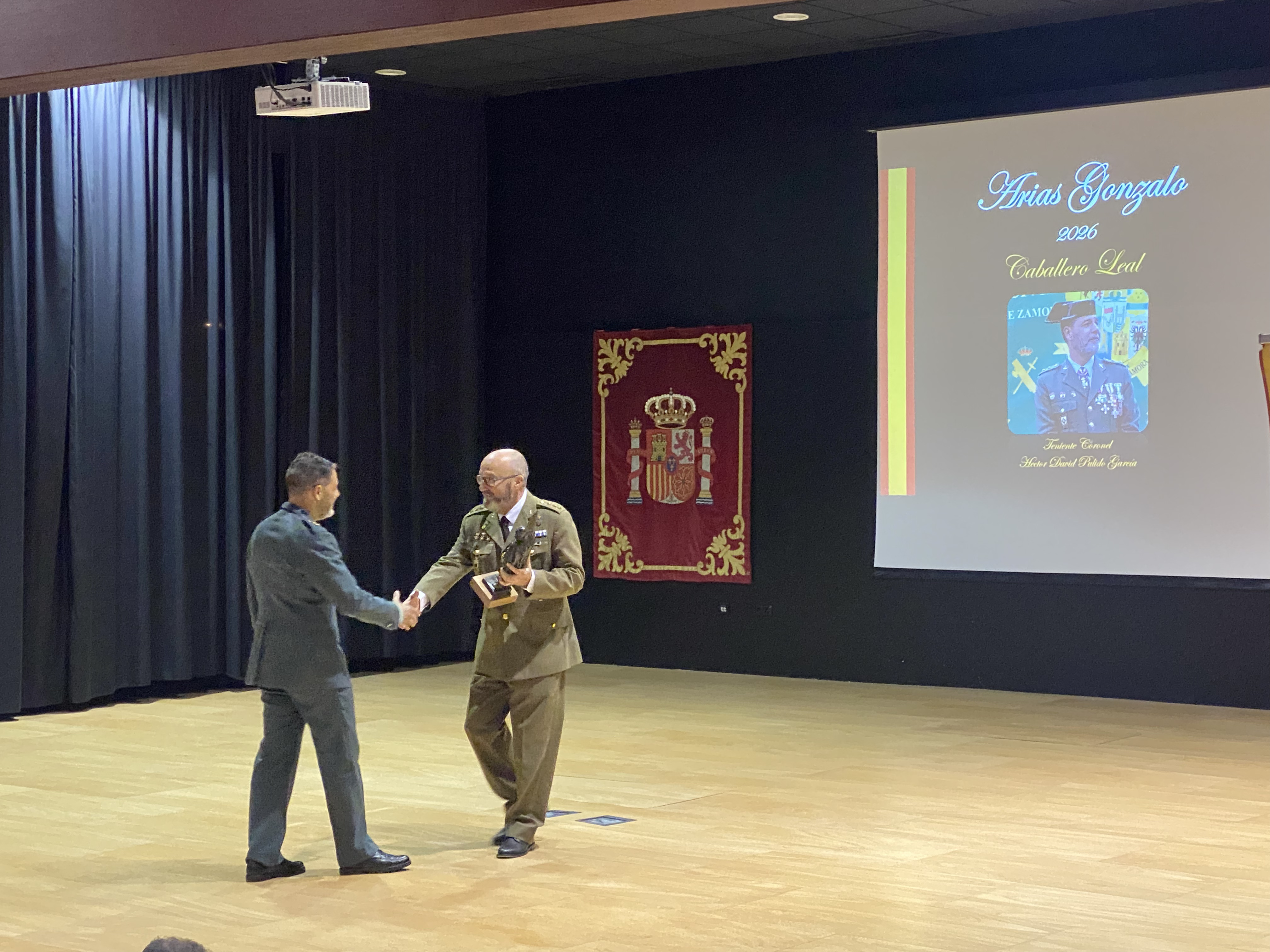 El teniente coronel H&eacute;ctor David Pulido recibiendo su galard&oacute;n