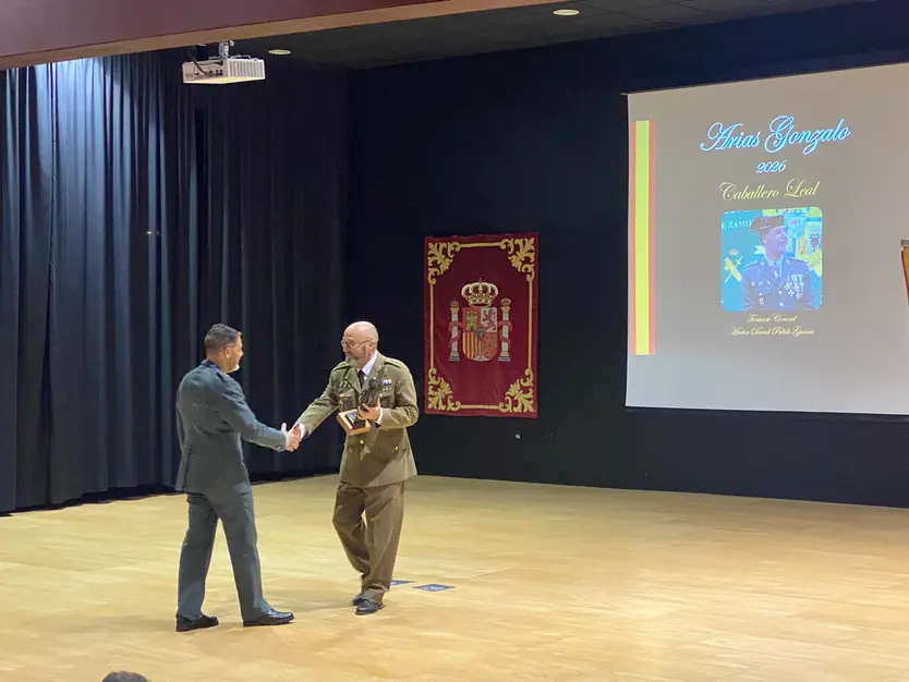 El teniente coronel Héctor David Pulido recibiendo su galardón