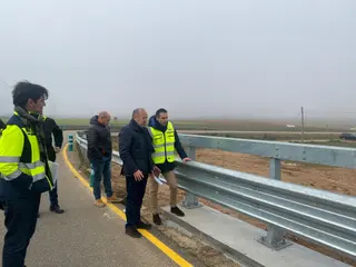 Imagen de la visita a las obras terminadas sobre el puente del ferrocarril en La Hiniesta
