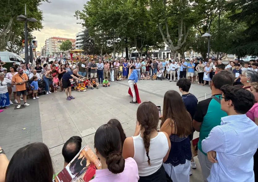 Marco Pérez y cientos de aficionados, protagonistas en el centro de Zamora, previo a la feria taurina (2)