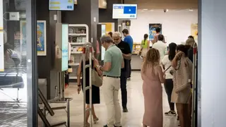Personas ejerciendo su derecho a voto en las oficinas de Correos-EP