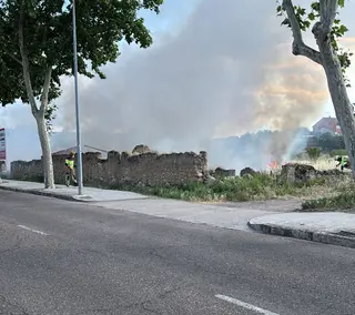 Incendio en un solar de la Calle de Cabañales