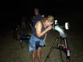 Una mujer observa a través de un telescopio. Archivo