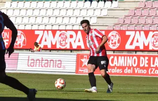 Julen Castañeda en un partido con el Zamora CF | ZCF
