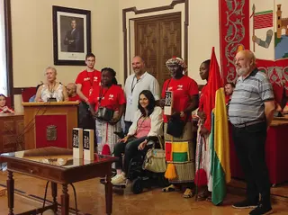 El Ayuntamiento de Zamora acoge a los componentes del XXI festival Internacional de folclore | Z24H