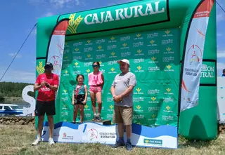 La prebenjamín Enya Pedruelo (a la izquierda) tras alzarse con el oro de su categoría