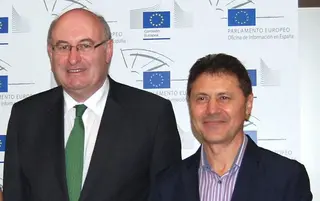 Blanco entrega a Phil Hogan el informe de impacto de la macrogranja de Soria