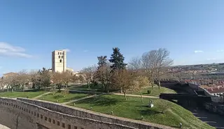      Vista de la Catedral de Zamora y jardines del Castillo. Sol y nubes dispersas