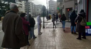 Largas colas en las administraciones de lotería de Zamora