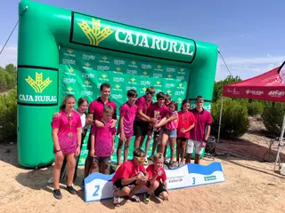 Los jóvenes participantes del club Amigos del Remo