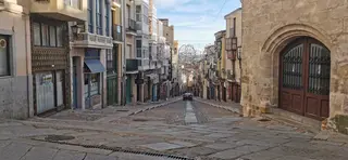 Un vehículo circulando por Balborraz