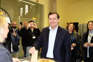 El candidato del PP a la presidencia de la Junta de Castilla y León, Alfonso Fernández Mañueco, vota en Salamanca | Jesús Formigo