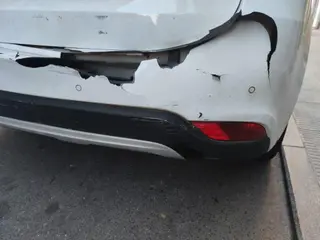 Solicita colaboración ciudadana tras recibir daños en su vehículo estacionado en Zamora