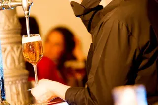 Un camarero sirve una caña de cerveza. EP. Archivo