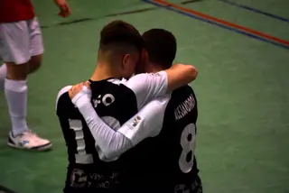 Axel y Alejandro se abrazan tras un gol