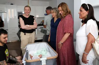 Isabel Blanco visita una de las viviendas restauradas gracias al programa Rehabitare el pasado mes de julio