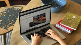 Un empleado trabaja desde su casa.