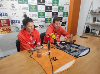 Raúl Pérez y Bea Sánchez en rueda de prensa.