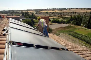 Instalar paneles solares en viviendas. Archivo