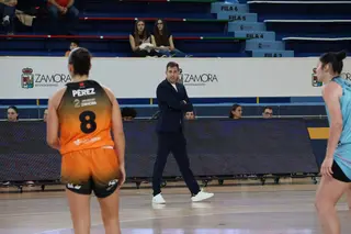Raúl Pérez, entrenador del CD Zamarat en un partido en el Ángel Nieto
