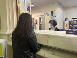 Una joven en una oficina de Correos. EP. Archivo.