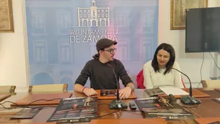 María Eugenia Cabezas, concejala de Cultura del Ayuntamiento de Zamora, y Paco González, mago de la provincia, presentando la exposición 'El Gabinete de Curiosidades'