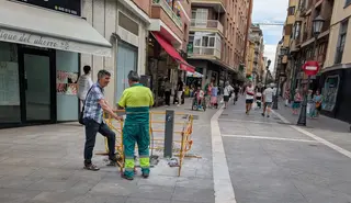 Un operario realiza la instalación de una de las nuevas fuentes en la calle San Torcuato