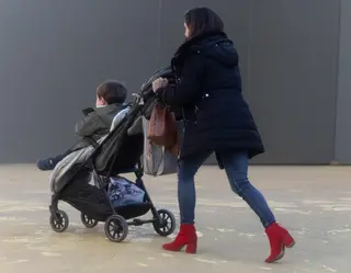 Una mujer con un carrito de bebé. Eduardo Parra Europa Press Archivo