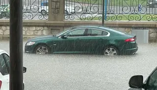 Imagen de un vehículo en la estación de tren en Zamora durante un episodio de lluvia. Archivo