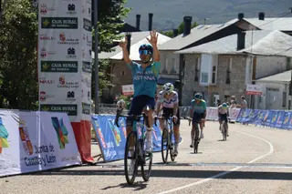 Llegada a meta de los primeros ciclistas | Eriz Fraile
