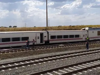 Tren Alvia Madrid-La Coruña descarrilado a primera hora de la tarde de este martes en el municipio zamorano de La Hiniesta después de arrollar a un todoterreno que cayó sobre la vía desde un paso
