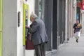 Un anciano saca dinero de un cajero de la capital | Jesús Hellín -Europa Press. Archivo