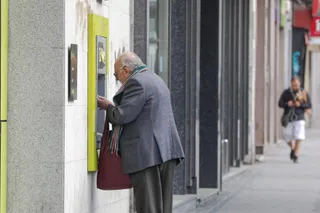 Un anciano saca dinero de un cajero de la capital Jesús Hellín Europa Press Archivo