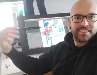Imagen del artista zamorano durante la creación de uno de sus diseños