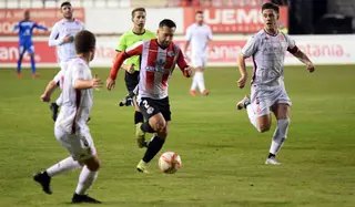 Parra avanza con el balón ante jugadores de la Cultural