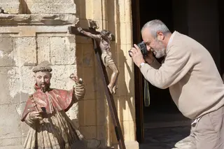 José Ángel Rivera de las Heras catalogando las obras de la Diócesis de Zamora | J. L. Leal