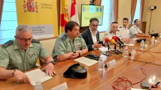 El subdelegado del Gobierno, Fernando Galeano; el comisario jefe provincial de la Policía Nacional, Ángel Díaz, y el comandante jefe de Operaciones de la Guardia Civil , Francisco Javier Ruiz, informan de una operación conjunta sobre presuntas estafas - SUBDELEGACIÓN DEL GOBIERNO