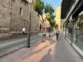 Varias personas caminan por la calle San Andrés disfrutando de un tiempo veraniego en pleno octubre