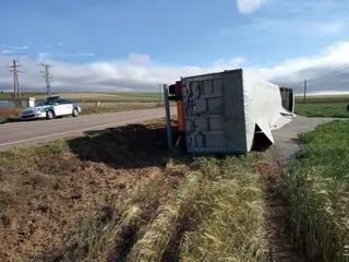 Impactante vuelco de un camión en la ZA-605
