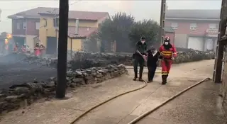 Imagen de archivo de la UME dando servicio en un incendio de la provincia de Zamora