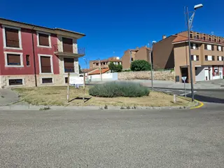 Estado del jardín en las antiguas escuelas de San Frontis