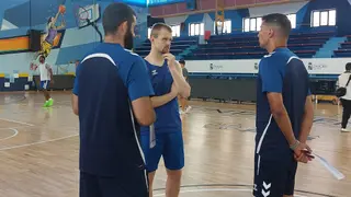 Jacob Round, Hablando Con El Cuerpo Técnico Esta Mañana durante el entrenamiento