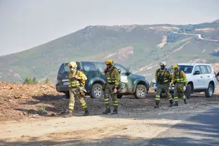 Varios efectivos desplazados a la comarca de Sanabria para combatir las llamas este pasado verano | ICAL JL Leal