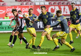Luque trata de irse de varios defensores del CD Badajoz
