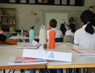 Una profesora da clase en un aula. Foto de archivo. EP