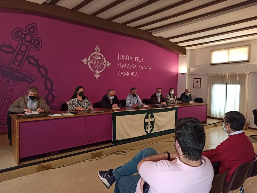 La directiva durante la asamblea