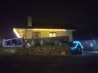 Una fachada de una casa de la provincia de Zamora adornada para un concurso navideño. Archivo