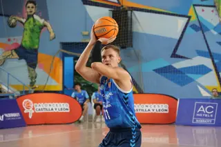Oskar Palmquist en un tiro libre al inicio del partido